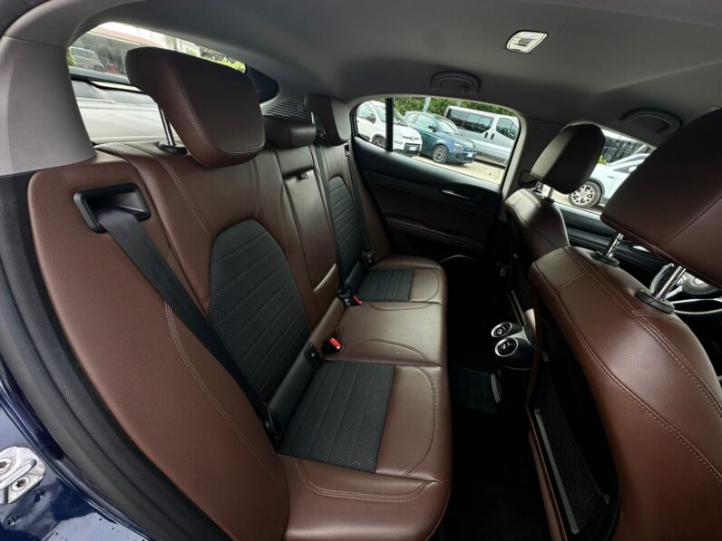 
								Alfa Romeo Stelvio full									
